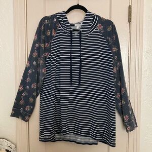 Maurice’s Size2 Long Sleeve Hoodie Tee Black Striped Raglan Sleeves Flowered